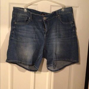 WOMEN’S PLUS SIZE DENIM SHORTS SZ 20